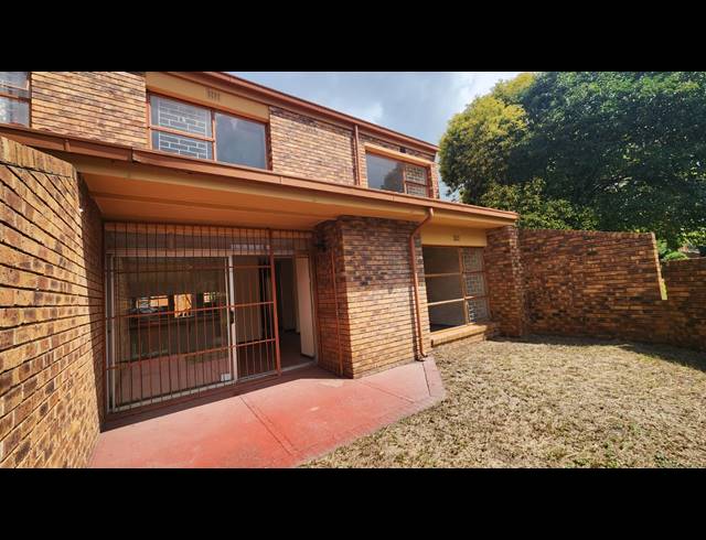 3 BEDROOM TOWNHOUSE SOLD IN VANDERBIJLPARK CE 3